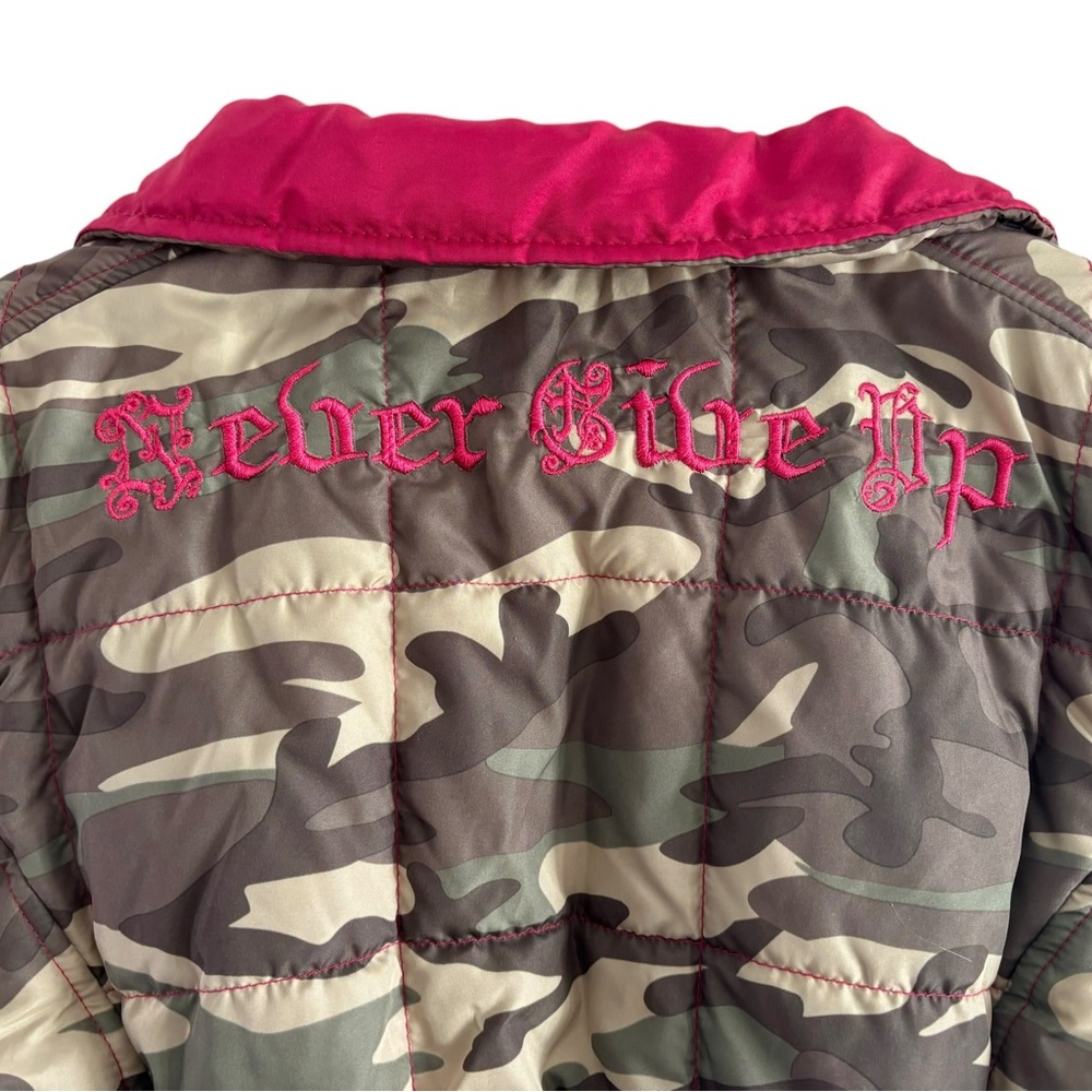 Cowgirl Tuff camo Never Give Up vest. M. Hot pink accents and lining. Preloved - Picture 3 of 12
